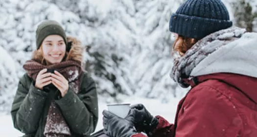 朋友们在雪地里喝茶